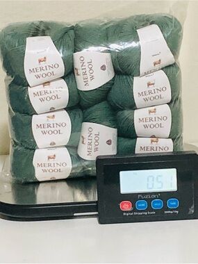 10 NWT (490g+ total) 100% Merino Wool Yarn by Mengchu in Forest Green